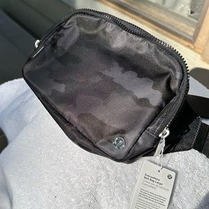 LULULEMON Everywhere Belt Bag Large 2L - BLACK CAMOUFLAGE